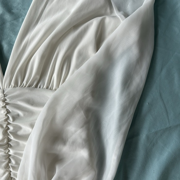 White V-Neck Long Sleeve Ruched Dress ⚪ - Picture 3 of 6